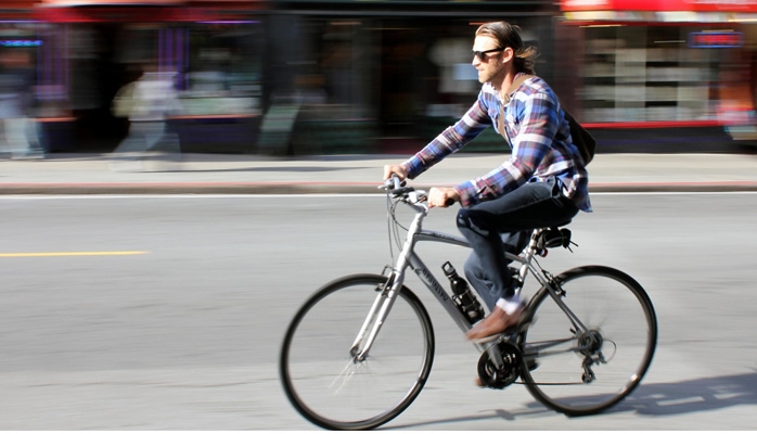 Les motos et scooters électriques peuvent rouler sur les voies de bus  